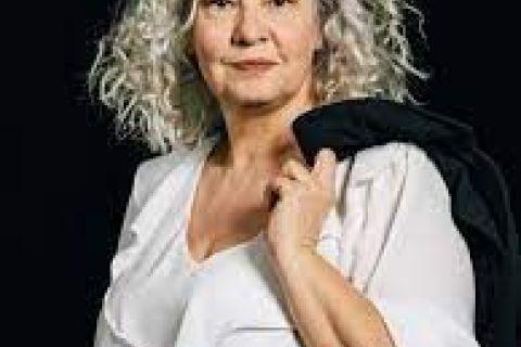 Attrice e comica italiana di cinema, televisione e teatro. Dal 2002 al 2015 partecipa al programma per bambini Melevisione, interpretando Balia Bea, ed è anche autrice e sceneggiatrice.